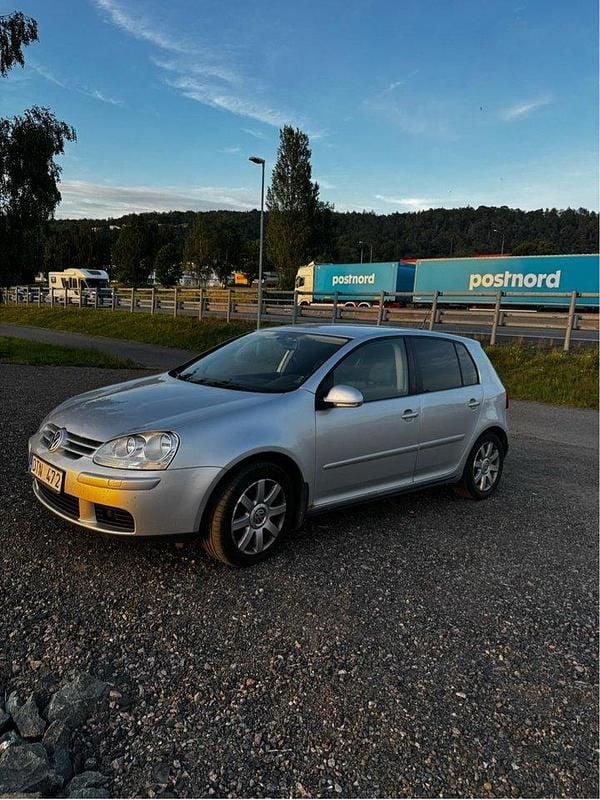 Silver Begagnad 2009 VW Golf VI Trendline Halvkombi | 16 000 kr (Superpris) - Bild 1/4