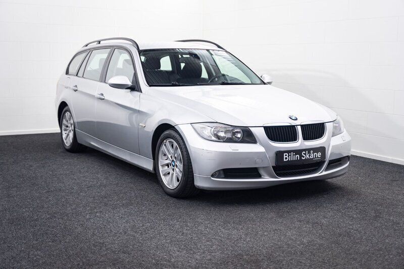 Ljusgrå (grå) Begagnad 2008 BMW 318 Advantage Kombi | 59 900 kr (Marknadspris) - Bild 1/4