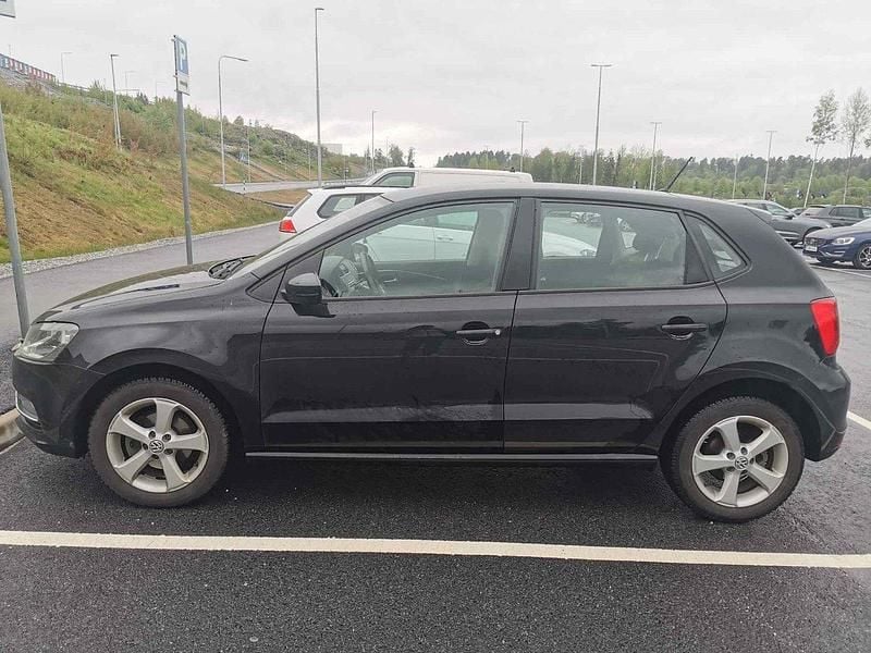 Svart Begagnad 2017 VW Polo Halvkombi | 120 000 kr (Marknadspris) - Bild 1/4