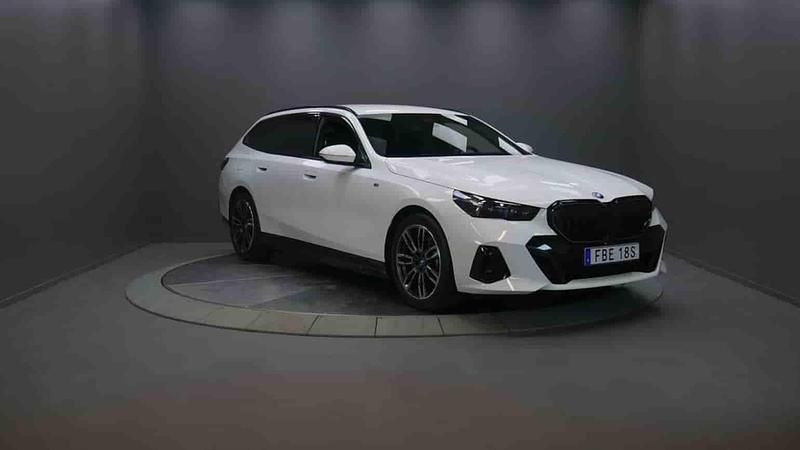 Begagnad BMW 530e 2025 Vit Kombi