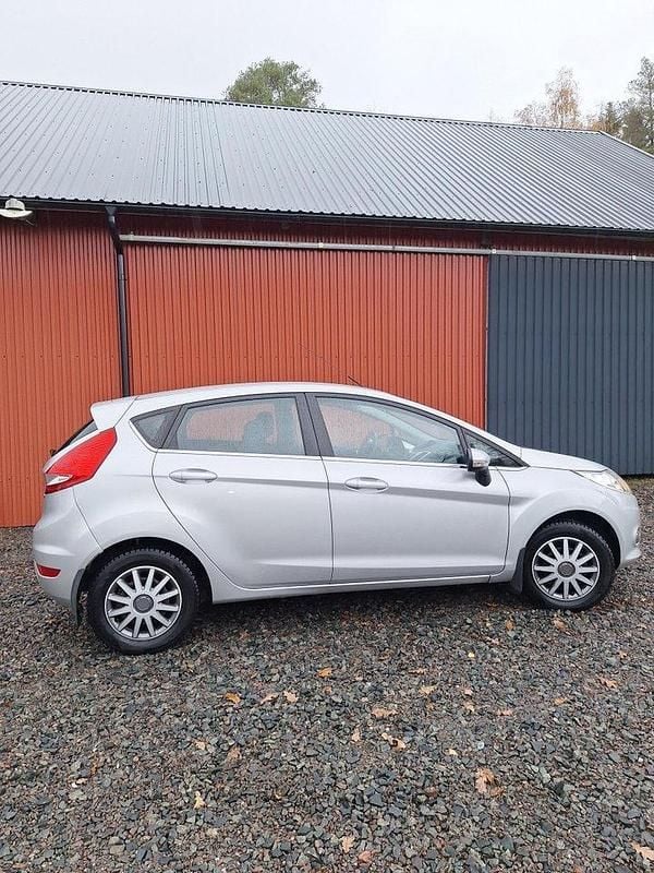 Grå Begagnad 2012 Ford Fiesta Titanium Halvkombi | 38 000 kr (Bra pris) - Bild 1/4