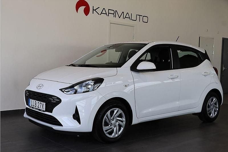 Vit Begagnad 2025 Hyundai i10 Essential Halvkombi | 158 900 kr (Marknadspris) - Bild 1/4