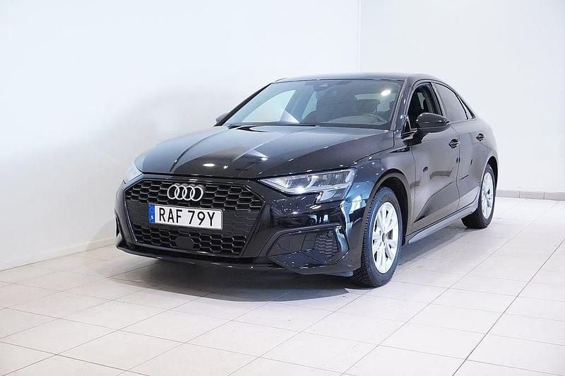 Svart Begagnad 2023 Audi A3 Sedan | 269 900 kr (Marknadspris) - Bild 1/4