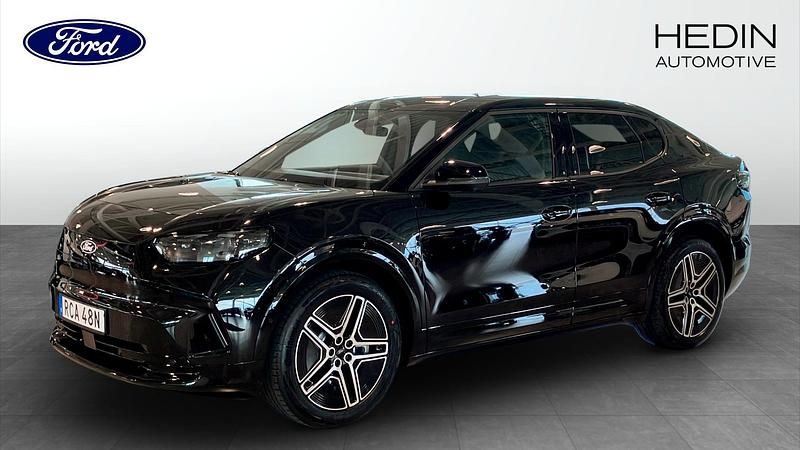 Svart (black) Ny 2025 Ford Capri Premium SUV | 583 000 kr - Bild 1/4