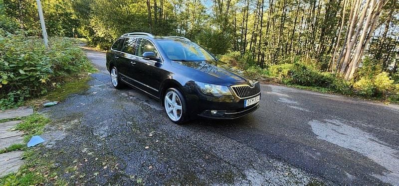 Svart Begagnad 2015 Skoda Superb Kombi | 90 000 kr (Bra pris) - Bild 1/4