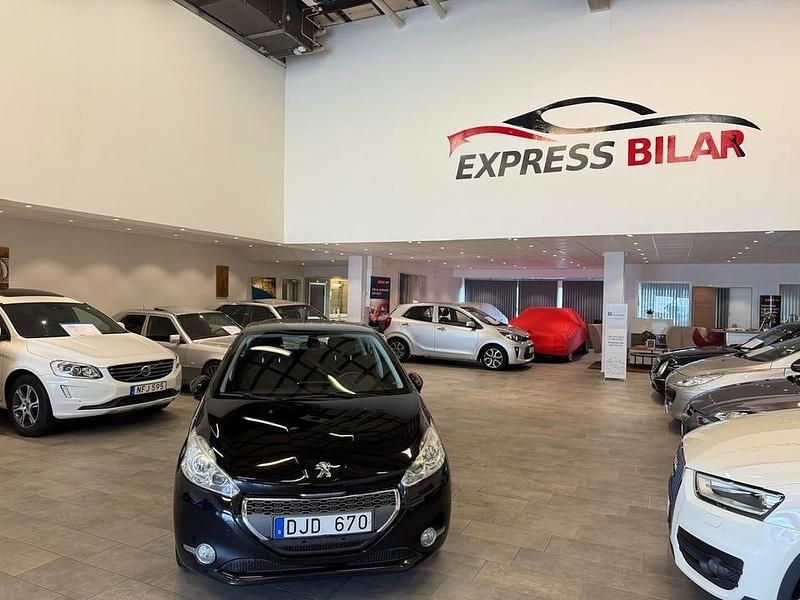 Begagnad Peugeot 208 82 HK (60 kW) 2012 Svart Halvkombi