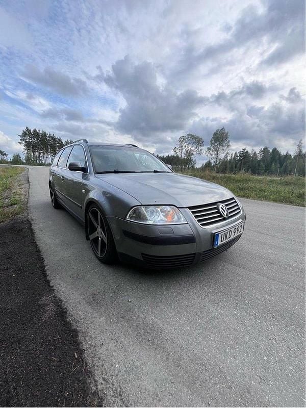 Grå Begagnad 2004 VW Passat Trendline Kombi | 22 000 kr (Dyr) - Bild 1/4