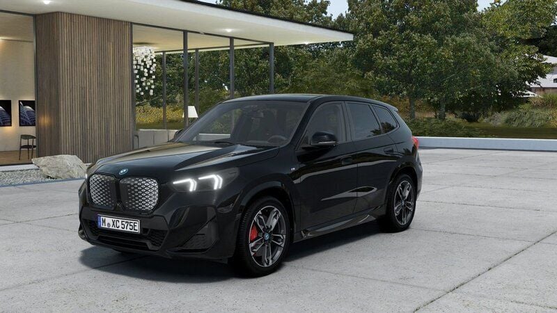 Svart Ny 2024 BMW iX1 M Sport SUV | 728 800 kr - Bild 1/4