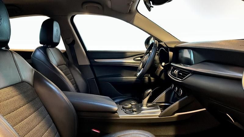 Begagnad Alfa Romeo Stelvio 209 HK (153 kW) 2017 Grå (grey) SUV