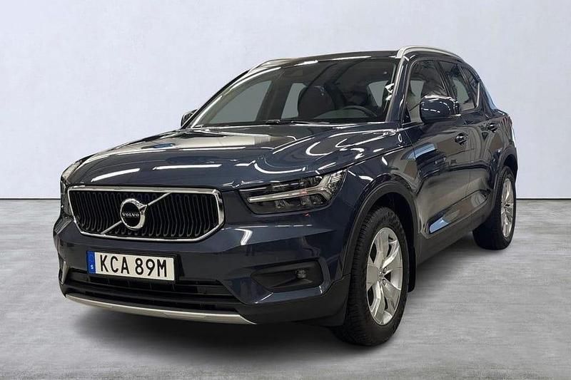 Mörkblå Begagnad 2020 Volvo XC40 Momentum SUV | 339 900 kr (Marknadspris) - Bild 1/4