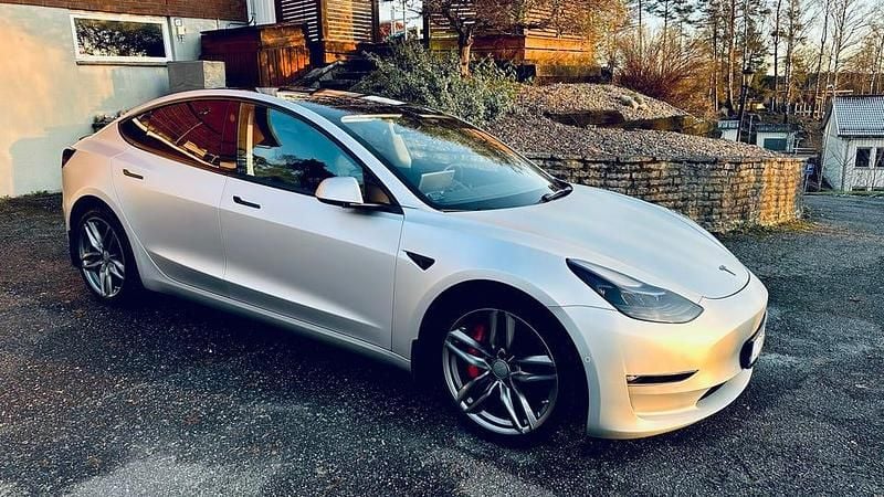 Begagnad Tesla Model 3 Performance 377 kW (513 HK) 2021 Vit metallic under folie Sedan