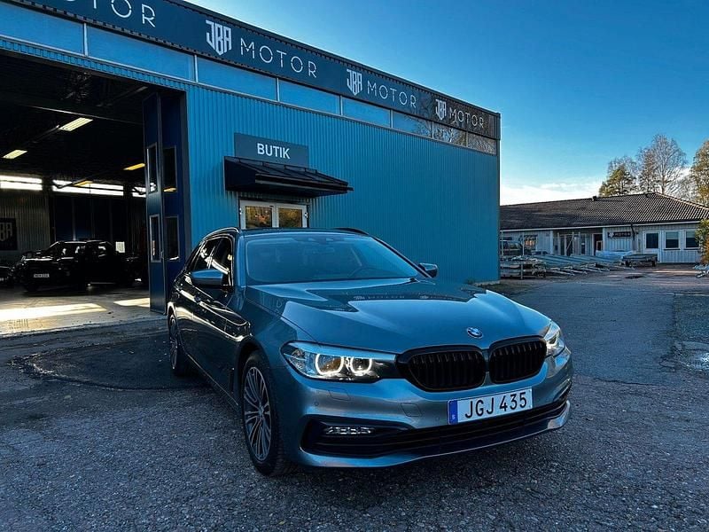 Blå Begagnad 2017 BMW 520 Sport Line Kombi | 239 900 kr (Marknadspris) - Bild 1/4