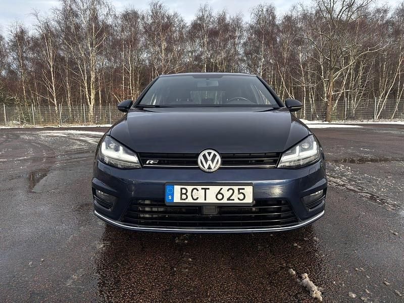 Blå metallic Begagnad 2017 VW Golf VII R-line | 154 900 kr (Lite dyr) - Bild 1/4