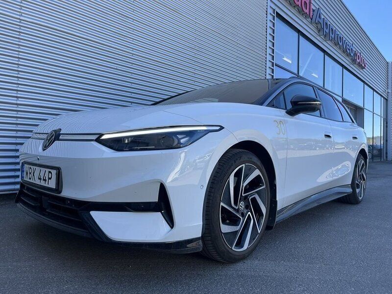 Vit (glacier white metallic) Begagnad 2025 VW ID.7 Pro Sedan | 599 900 kr (Marknadspris) - Bild 1/4