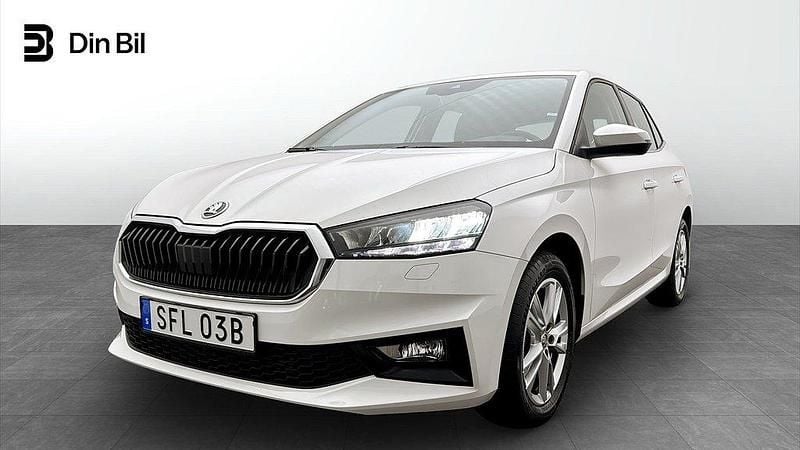 Vit (candy white) Begagnad 2023 Skoda Fabia Style Halvkombi | 217 900 kr (Marknadspris) - Bild 1/4