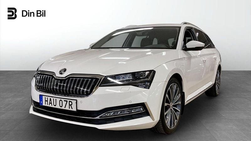 Vit Begagnad 2020 Skoda Superb LAURIN & KLEMENT Kombi | 329 900 kr (Marknadspris) - Bild 1/4