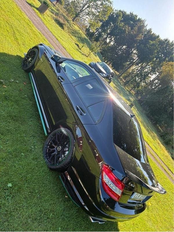 Svart Begagnad 2009 Mercedes C63 AMG Avantgarde Sedan | 240 000 kr (Marknadspris) - Bild 1/4