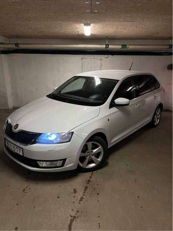 Vit Begagnad 2014 Skoda Rapid Halvkombi | 79 900 kr (Marknadspris) - Bild 1/4