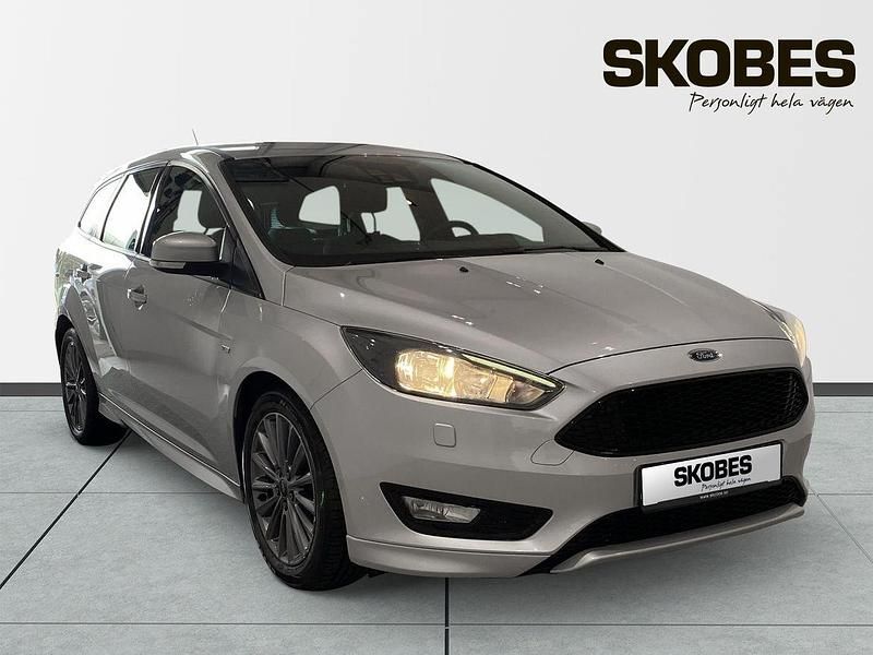Grå Begagnad 2017 Ford Focus ST-Line Kombi | 109 900 kr (Marknadspris) - Bild 1/3