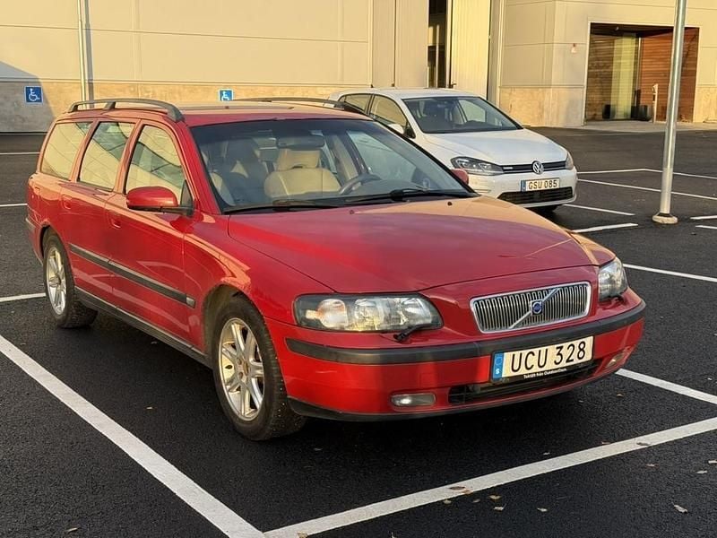 Röd Begagnad 2004 Volvo V70 Kombi | 25 000 kr (Marknadspris) - Bild 1/4