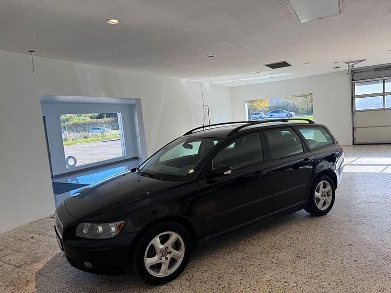 Svart Begagnad 2006 Volvo V50 Kinetic Kombi | 34 900 kr (Marknadspris) - Bild 1/4