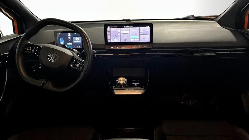 Begagnad MG MG4 EV Luxury 150 kW (204 HK) 2022 Orange Halvkombi
