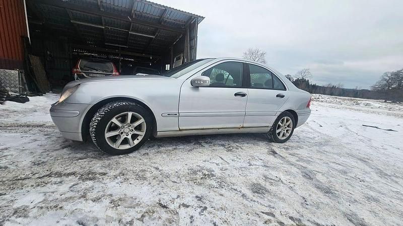 Silver Begagnad 2003 Mercedes C200 | 37 500 kr - Bild 1/3