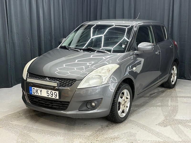 Grå Begagnad 2011 Suzuki Swift | 54 900 kr (Marknadspris) - Bild 1/4