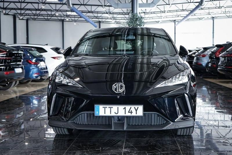 Begagnad MG MG4 EV Luxury 150 kW (204 HK) 2022 Svart Halvkombi
