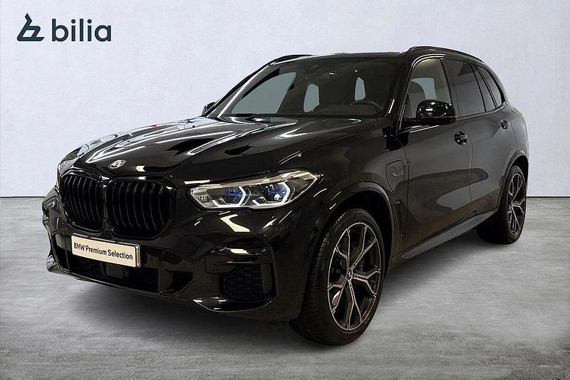 Svart Begagnad 2022 BMW X5 iPerformance SUV | 699 000 kr (Lite dyr) - Bild 1/4