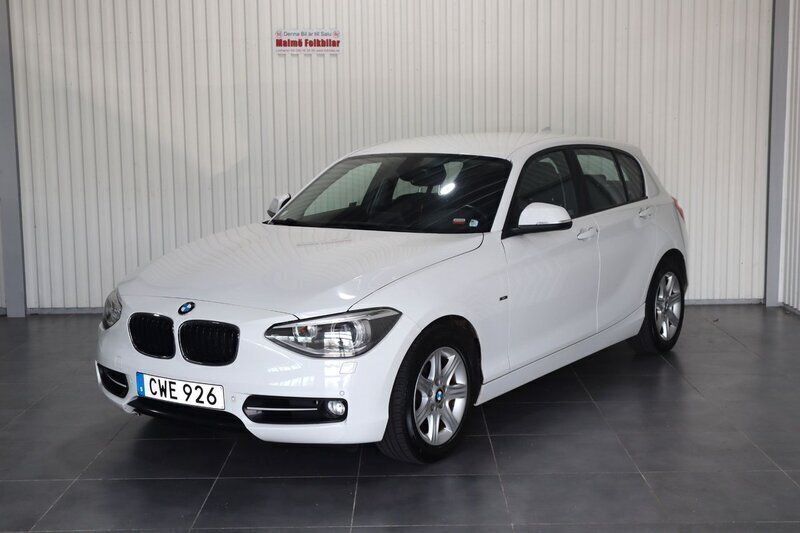 Vit Begagnad 2014 BMW 120 Sport Line Halvkombi | 119 900 kr (Marknadspris) - Bild 1/4