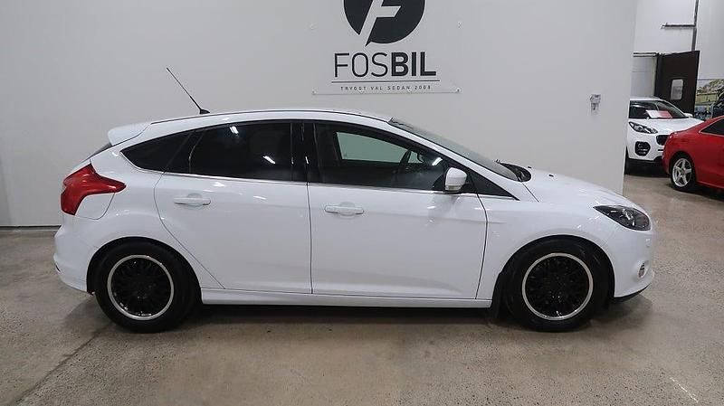 Begagnad Ford Focus Titanium 140 HK (102 kW) 2013 Vit Halvkombi