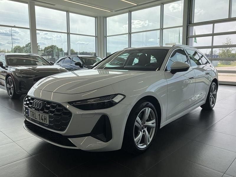 Vit (arkonavit) Begagnad 2024 Audi A5 Advanced Sportkupé | 539 000 kr (Dyr) - Bild 1/4
