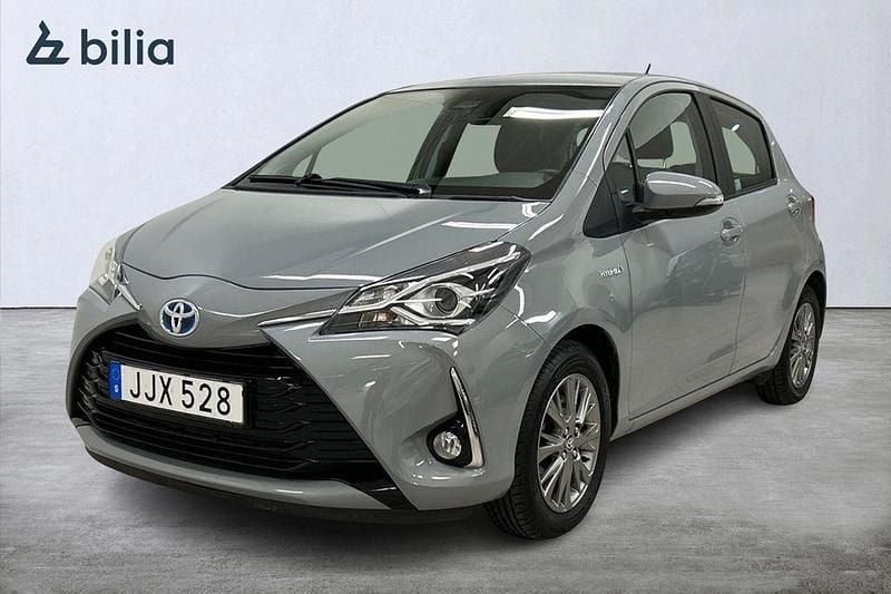 Grå Begagnad 2018 Toyota Yaris Active Halvkombi | 150 000 kr - Bild 1/4