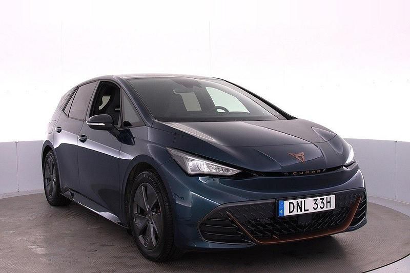 Blå (aurora blue metallic) Begagnad 2022 Cupra Born Halvkombi | 259 000 kr (Marknadspris) - Bild 1/4
