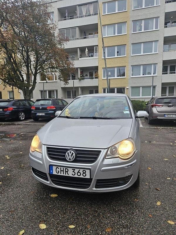 Silver Begagnad 2008 VW Polo Comfortline Halvkombi | 18 500 kr (Marknadspris) - Bild 1/4