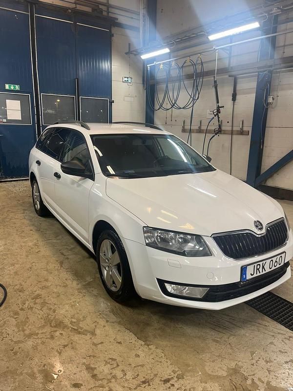 Begagnad Skoda Octavia 105 HK (77 kW) 2015 Halvkombi