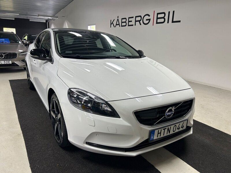Vit Begagnad 2015 Volvo V40 Kombi | 119 900 kr (Marknadspris) - Bild 1/4