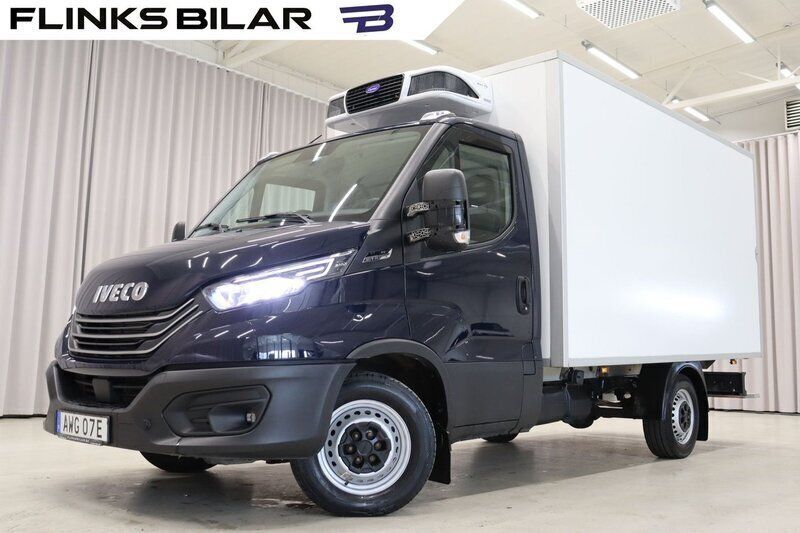 Mörkblå (blå) Begagnad 2023 Iveco Daily Van | 419 900 kr (Marknadspris) - Bild 1/4