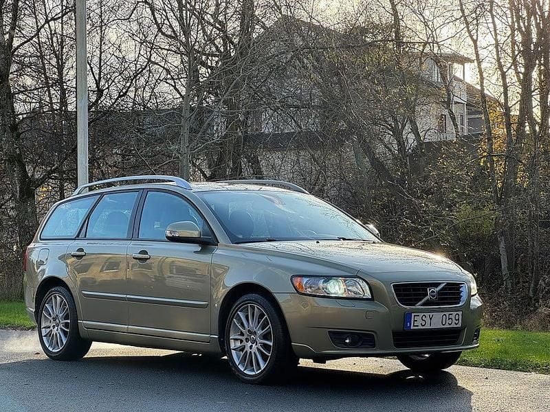 Grön Begagnad 2009 Volvo V50 Summum Kombi | 49 900 kr (Marknadspris) - Bild 1/4