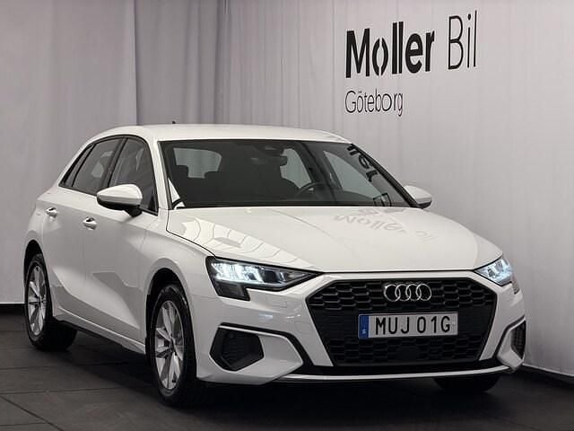 Vit Begagnad 2023 Audi A3 Proline Sedan | 223 900 kr (Bra pris) - Bild 1/4