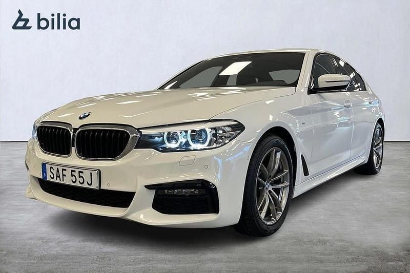 Vit Begagnad 2019 BMW 520 M Sport Sedan | 324 000 kr (Bra pris) - Bild 1/4
