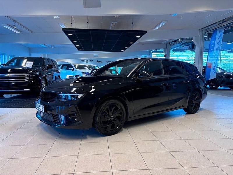 Svart Begagnad 2024 Opel Astra Kombi | 259 000 kr (Marknadspris) - Bild 1/4