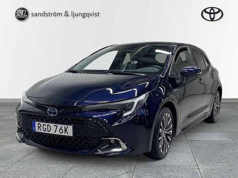 Mörkblå Begagnad 2024 Toyota Corolla Hybrid Style Halvkombi | 309 000 kr (Lite dyr) - Bild 1/4