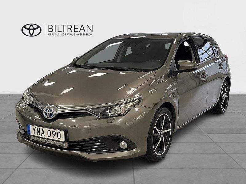 Mörkgrå Begagnad 2017 Toyota Auris Hybrid Comfort Halvkombi | 144 000 kr (Marknadspris) - Bild 1/3