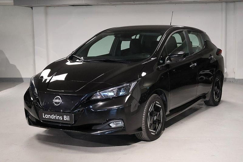 Svart (svartmetallic) Begagnad 2022 Nissan Leaf Acenta Halvkombi | 204 500 kr (Lite dyr) - Bild 1/4