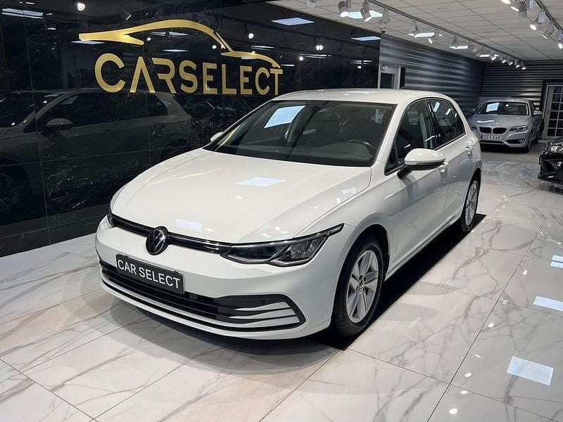 Vit Begagnad 2021 VW Golf VIII Halvkombi | 169 900 kr (Marknadspris) - Bild 1/4