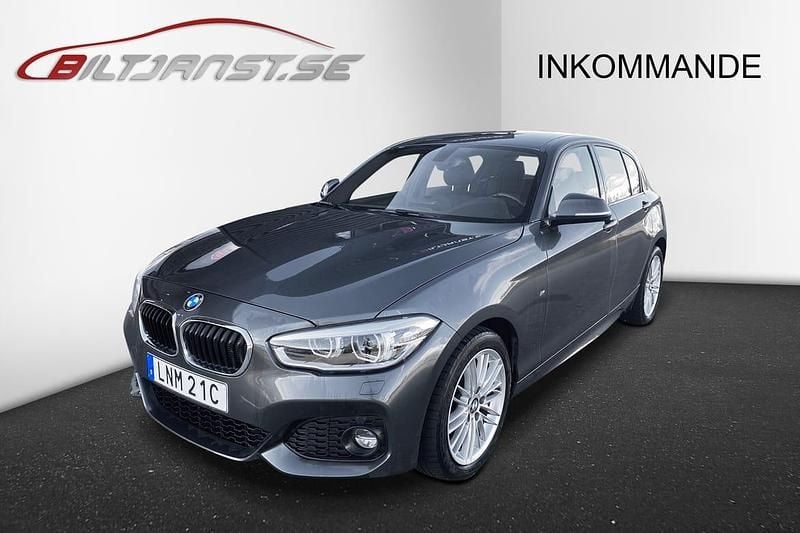 Grå Begagnad 2019 BMW 120 Shadowline Halvkombi | 229 900 kr (Marknadspris) - Bild 1/4