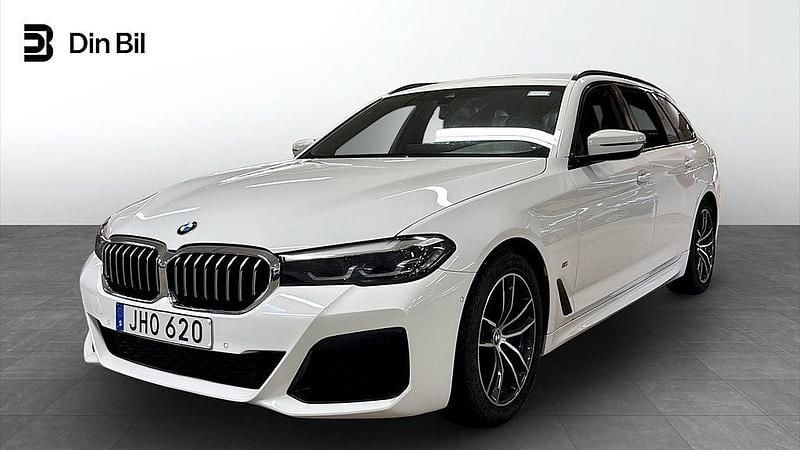 Alpinwhite Begagnad 2021 BMW 520 M Sport Kombi | 299 800 kr (Superpris) - Bild 1/4