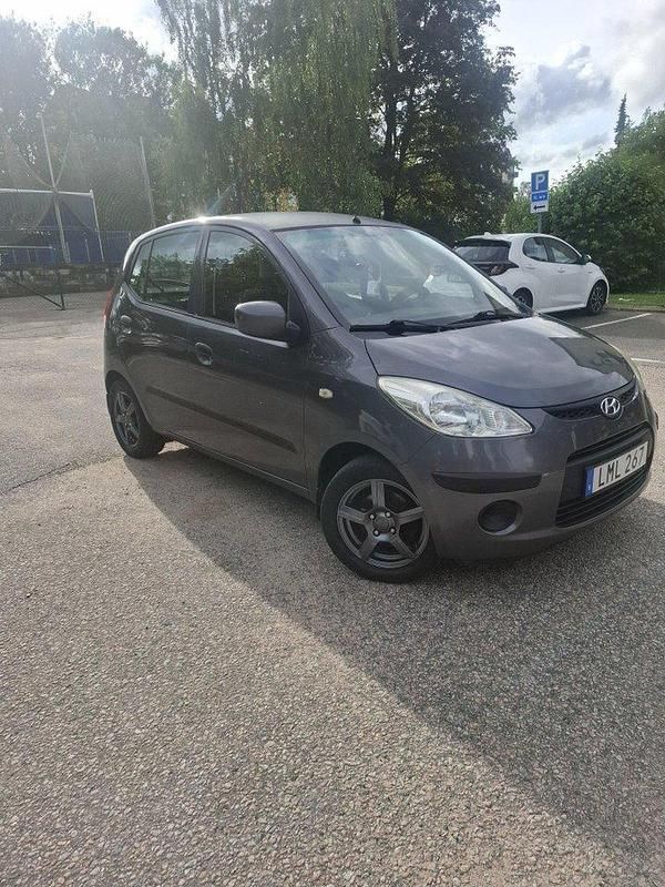 Grå Begagnad 2009 Hyundai i10 Halvkombi | 26 000 kr (Marknadspris) - Bild 1/4